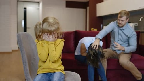 Une fillette souffre et pleure à cause de querelles entre parents au sein de la famille. Conflits, problèmes