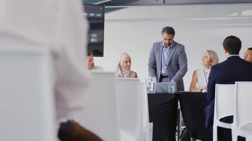 Homme d'affaires parlant lors d'une conférence