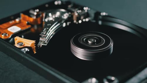 Festplattenlaufwerk innen. Struktur der Festplatte, Spinnplatte. Move Magnetkopf