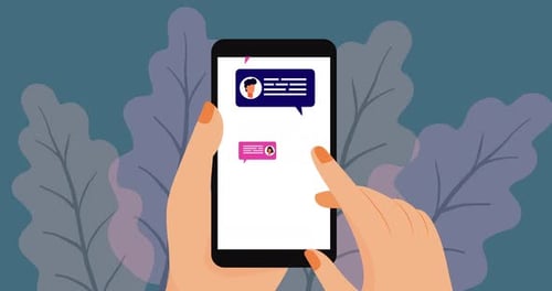 Person, die soziale Netzwerke des Smartphones über Blätter nutzt