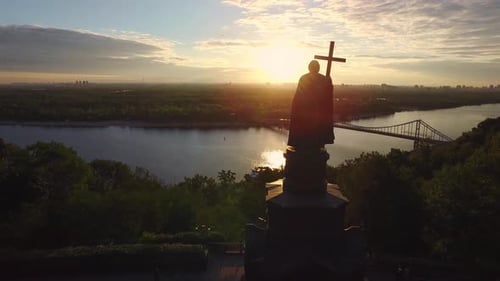 Silhouette Prince Vladimir avec croix chrétienne dans la ville de Kiev sur le paysage coucher du soleil