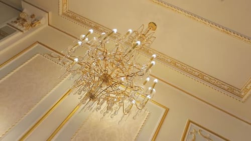 Cristais de luxo de um lustre clássico de perto