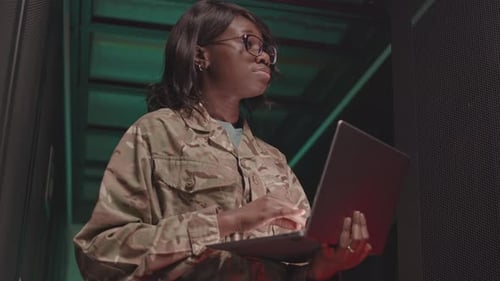 Afroamerikanischer Techniker mit Computer