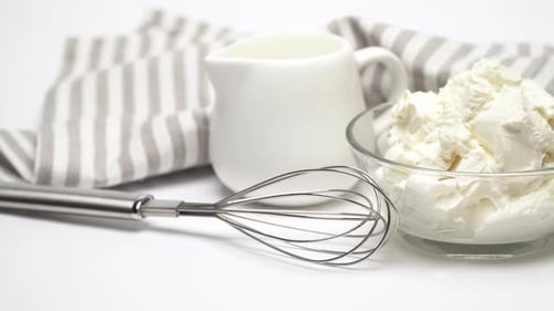 Traditioneller Mascarpone-Käse und Sahne oder Milch isoliert
