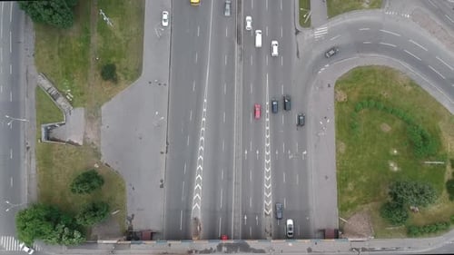 Vol aérien de Drone au-dessus de l'autoroute