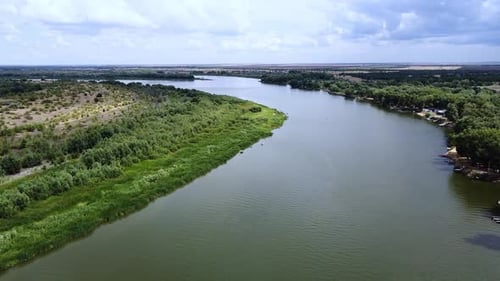 Wunderschöner Fluss mit grünen Bäumen am Ufer