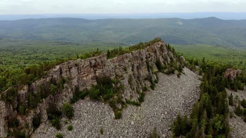 Eine Bergkette im südlichen Ural.