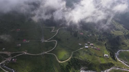 Ein Bergdorf im Nebel