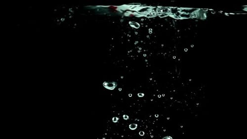 Fresa individual de Ultra Slowmo salpicada en agua sobre fondo negro