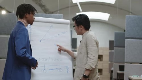 Três empresários multiétnicos fazendo brainstorming no escritório