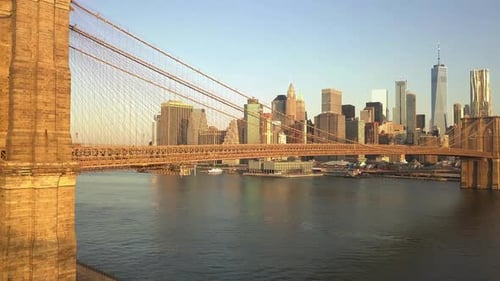 LUFTAUFNAHME: Blick auf die Brooklyn Bridge im wunderschönen goldorangen Sonnenuntergangslicht in New York City