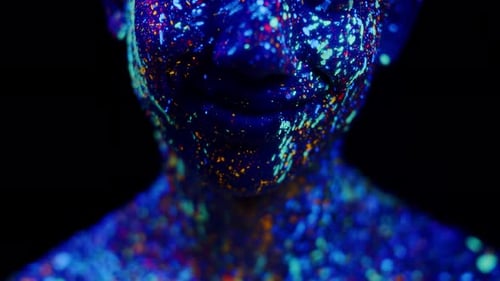 Primer plano de labios hombre pintado con varias pinturas corporales fluorescentes vista frontal