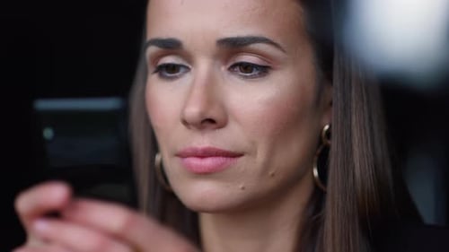 Geschäftsfrau surft im Internet auf dem Smartphone. Frau benutzt Handy
