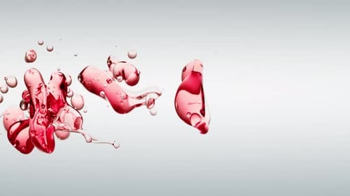 Transparente kosmetische rote Ölblasen und Formen auf weißem Hintergrund für vertikales Video