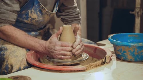 Mains de potier fabriquant de l'argile sur le tour