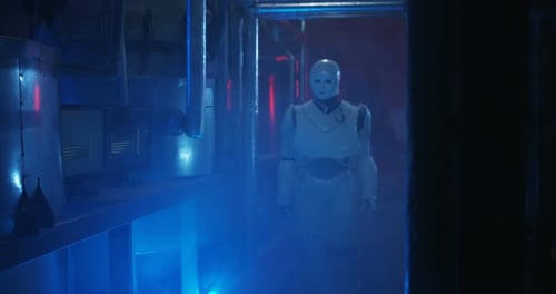 Robot humanoïde debout dans un laboratoire sombre