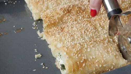 Filo-Kuchen mit Sesam-Käse und Spinat Nahaufnahme 4K 2160p 30fps UHD-Aufnahmen - Hausgemachtes Backen schneiden