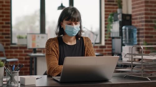 Entrepreneur travaillant avec ordinateur portable sur un projet commercial