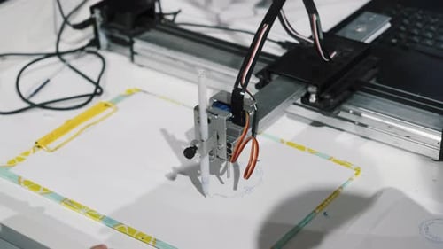 Smart Device Roboter Zeichnen Bild Computer Execute Program Hält blauen Stift