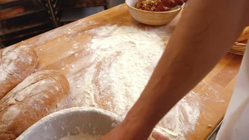 Baker étalant la pâte sur le comptoir