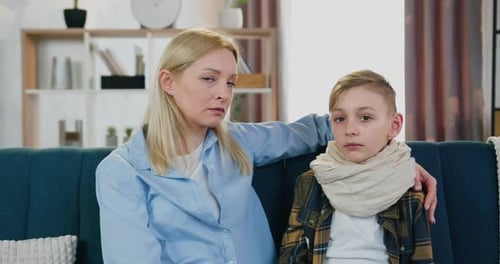 Une mère regarde d'abord dans les yeux son fils malade et épuisé, puis devant la caméra