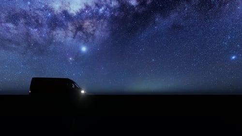 Van Microbus roule sur un champ sur fond de ciel étoilé