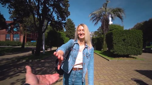 Tir à la première personne, blonde prend mec à la main et court en ville,