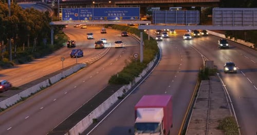 Straßenverkehr am Abend