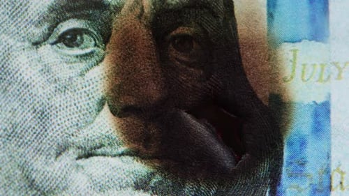 Brennende amerikanische Hundert-Dollar-Banknote auf schwarzem Hintergrund