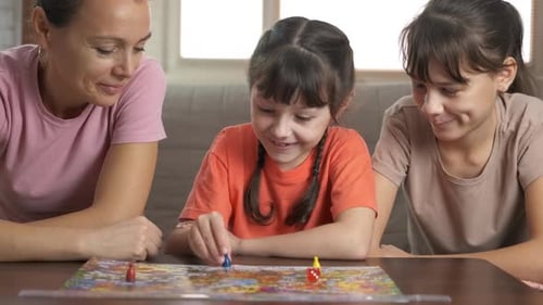Kinder und Mutter am Spieltisch.