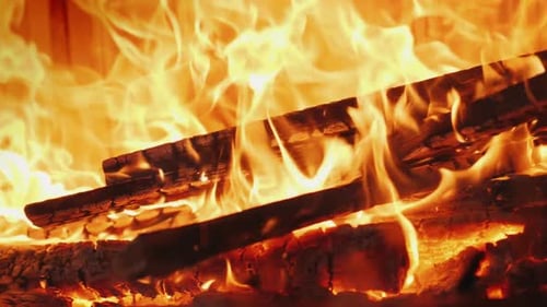 Das Feuer brennt in einem modernen Kamin mit geschlossenem Feuerraum