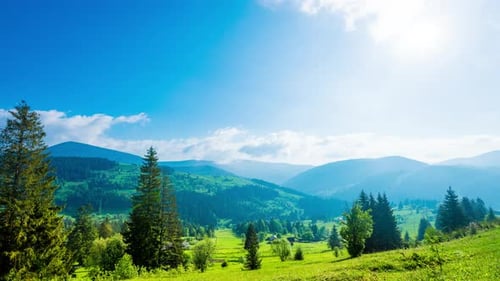 Zeitraffer des blauen Himmels mit Wolken über dem Berg