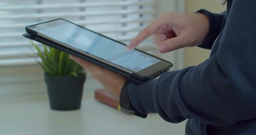 Nahaufnahme männlicher Hände bei der Profileingabe im Messenger mit TabletPC. Hände, die Text eingeben