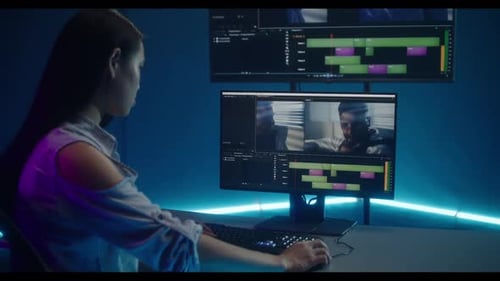Videoeditor bei der Arbeit im Bearbeitungsraum
