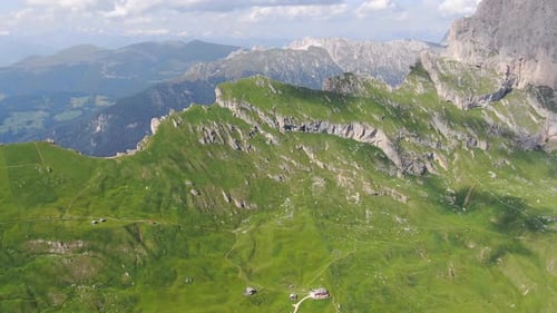 La montagne Seceda possède l'une des crêtes les plus emblématiques des Dolomites, en Italie