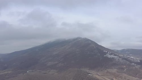 Escena de invierno en la montaña de Velik Krs: vídeo aéreo 4K