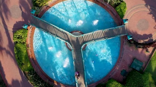 Fontaine dans les palmiers verts