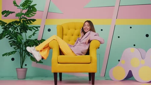 Femme Dans Des Vêtements Lumineux Est Relaxant