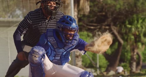Baseballspieler fängt während eines Spiels einen Ball