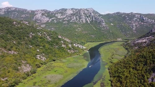 Vista desde Zumbido de las montañas y el río en el valle