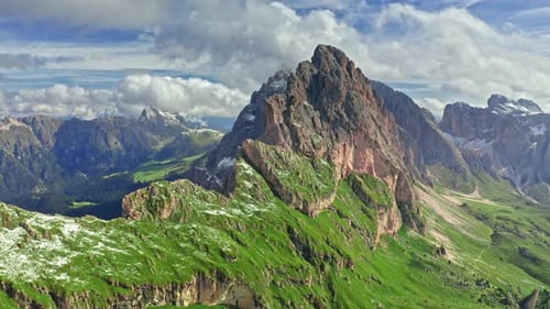 Vue aérienne de Seceda dans les Dolomites, Tyrol du Sud, Italie