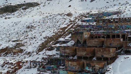 Construit sur le flanc d'une montagne en 1920 à l'extrémité sud de Genola, dans l'Utah, le Old Tintic Mill p