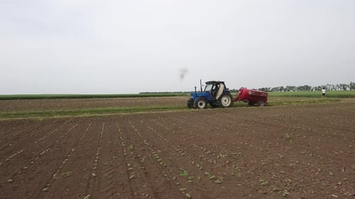Farmer startet Traktor und fährt