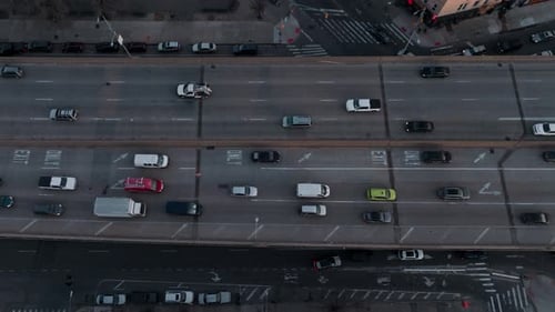 Fahrzeugkreuzungsverkehr zur Hauptverkehrszeit mit Autos auf der Straße