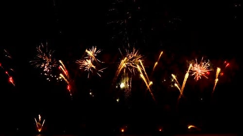 Spectaculaire feu d'artifice continu pour la célébration