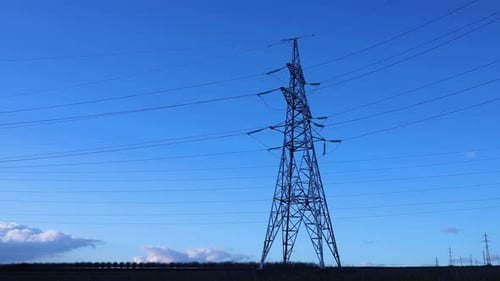 Industrielandschaft von Türmen mit Hochspannungskabeln