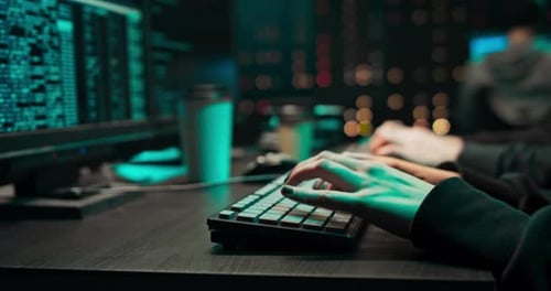 Hackers internacionais estão trabalhando com spyware em um esconderijo secreto, um dos hackers