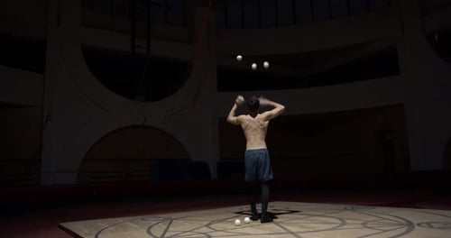 Impressive Difficult Technique of Juggling Professional Juggler Training