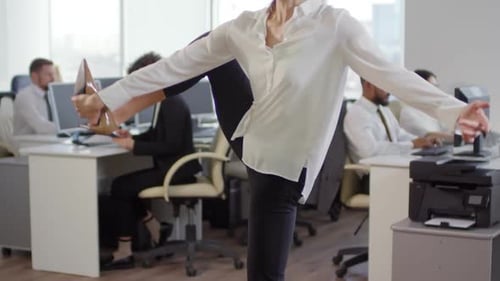 Belle femme d'affaires étirant ses jambes