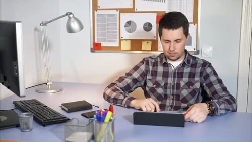Administrateur système, vérifie le courrier entrant sur la tablette dans son compte personnel